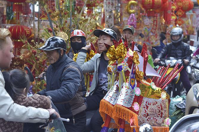 Người dân Hà Nội chen chân mua đồ ông Công ông Táo